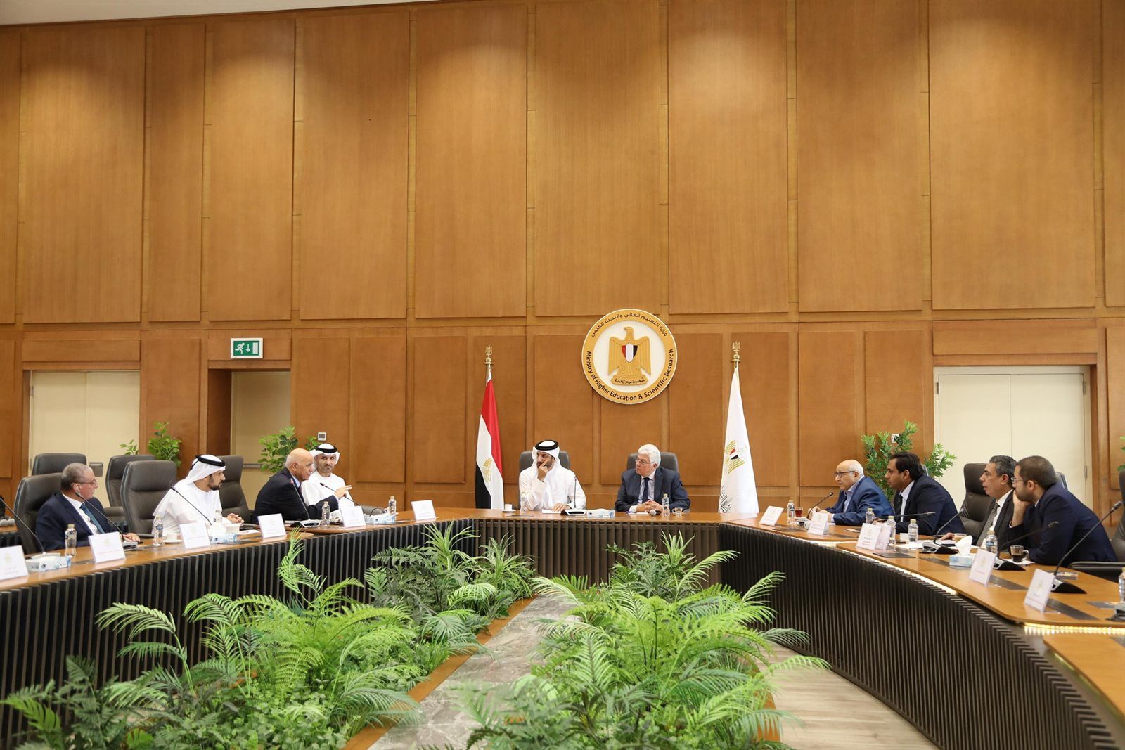 وزير التعليم العالي يبحث سبل التعاون مع نائب حاكم الشارقة ورئيس جامعة الشارقة ويؤكد عمق العلاقات بين البلدين - الخليج الان