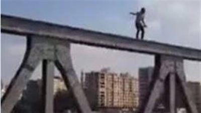 شاب ينهي حياته قفزا من أعلى كوبري في حلوان - الخليج الان