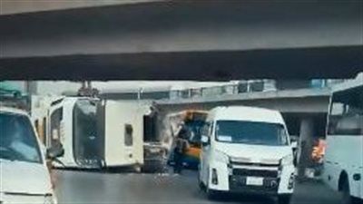 انقـ ـلاب تريلا بميدان التحرير وتكدس حالة المرور - الخليج الان