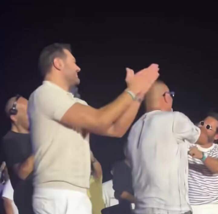 لقطات من حفل عمرو دياب.. أحمد حلمي وعمرو يوسف يقتحمان المسرح وهذا تعليقه على ابنته جنا - الخليج الان
