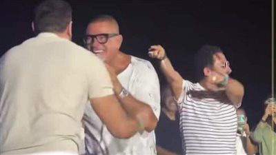 لقطات من حفل عمرو دياب.. أحمد حلمي وعمرو يوسف يقتحمان المسرح وهذا تعليقه على ابنته جنا - الخليج الان