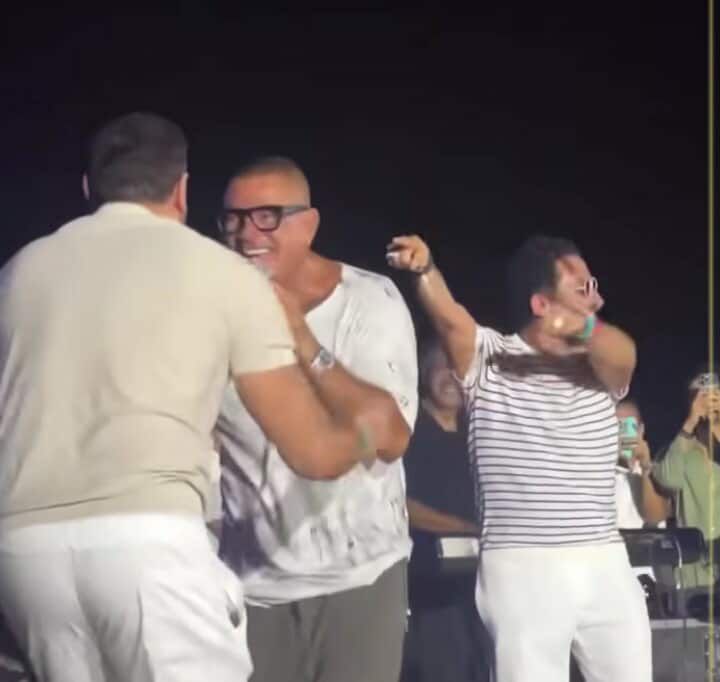 لقطات من حفل عمرو دياب.. أحمد حلمي وعمرو يوسف يقتحمان المسرح وهذا تعليقه على ابنته جنا - الخليج الان