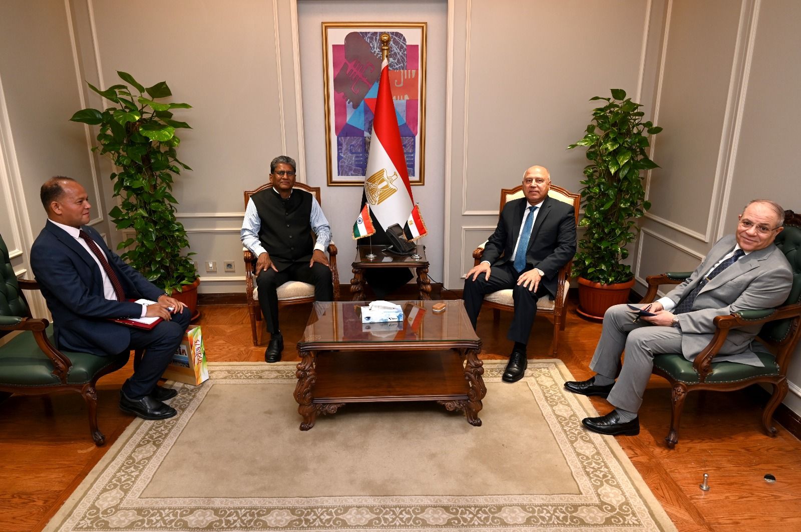 وزير الصناعة والنقل يبحث مع سفير الهند تعزيز التعاون الصناعي والاستثماري ودعوة الشركات الهندية للتوسع في مصر|تفاصيل - الخليج الان