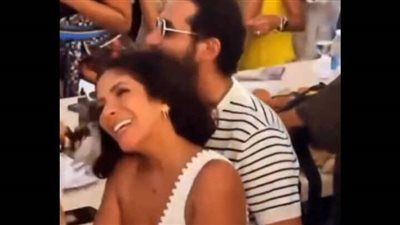 لقطات رومانسية تجمع أحمد حلمي ومنى زكي على أنغام عمرو دياب في الساحل الشمالي| صور - الخليج الان