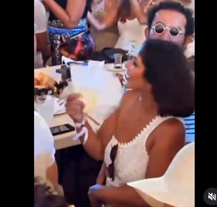 لقطات رومانسية تجمع أحمد حلمي ومنى زكي على أنغام عمرو دياب في الساحل الشمالي| صور - الخليج الان