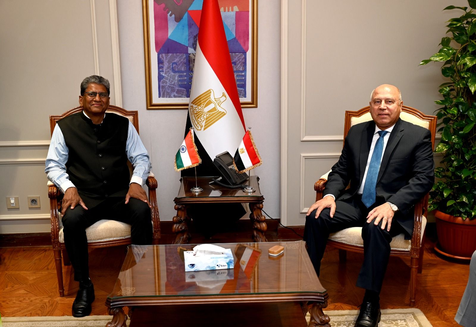 وزير الصناعة والنقل يبحث مع سفير الهند تعزيز التعاون الصناعي والاستثماري ودعوة الشركات الهندية للتوسع في مصر|تفاصيل - الخليج الان