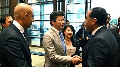 رئيس الوزراء يلتقي وزير الدولة للاقتصاد والتجارة والصناعة الياباني لتوثيق العلاقات في مختلف المجالات - الخليج الان