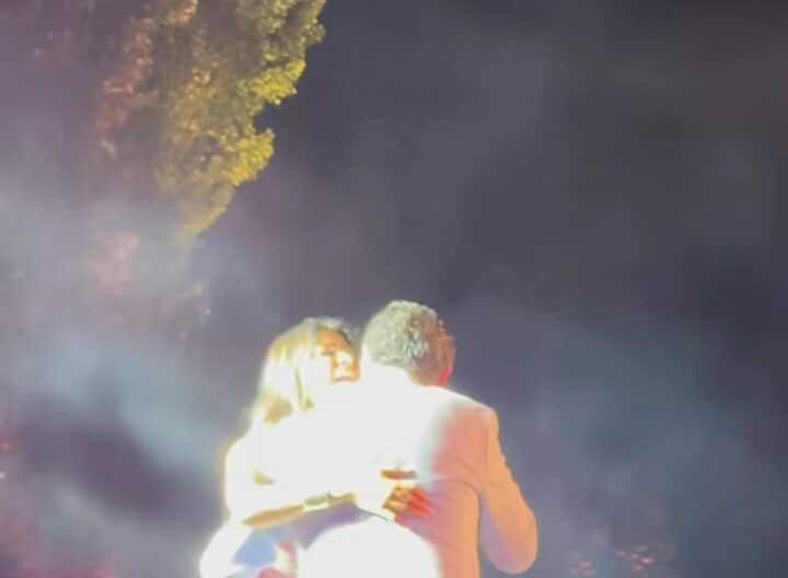 راغب علامة يواصل إثارة الجدل بتقبيل معجباته "آخرهم كانت على الهواء" - الخليج الان