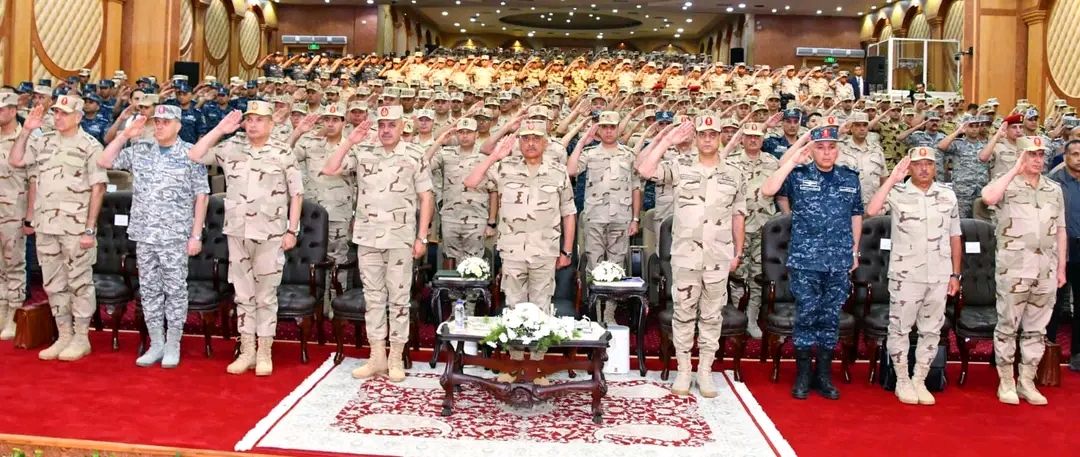 وزير الدفاع يلتقى بعدد من مقاتلى المنطقة الشمالية العسكرية - الخليج الان