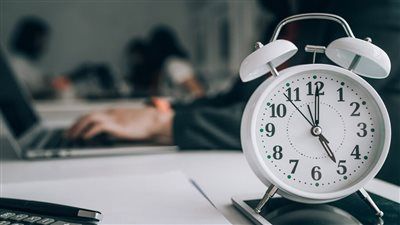 بعد مقترح تعديل مواعيد العمل الرسمية.. حزب الوعي يطالب بضرورة مناقشة فكرة التوسع في العمل عن بعد - الخليج الان