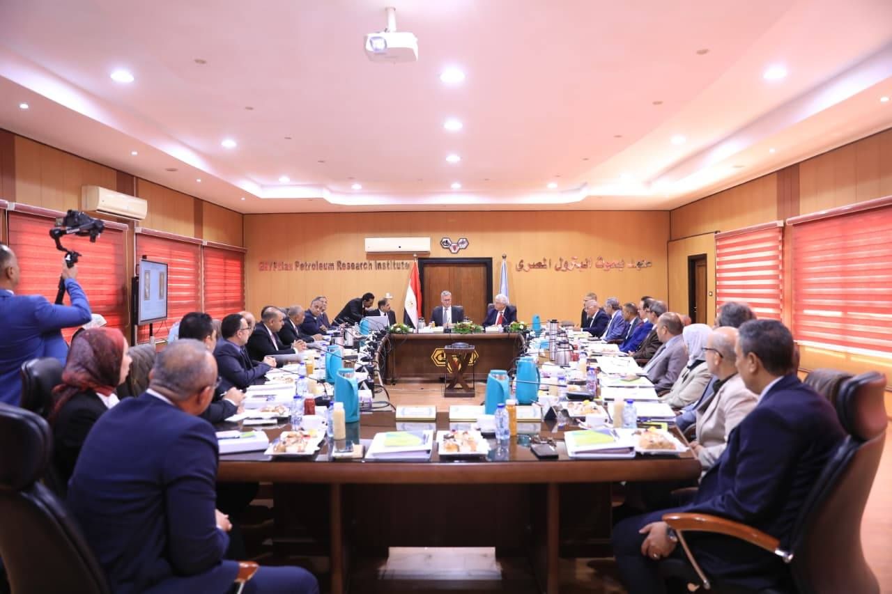 وزيرا التعليم العالي والبترول يترأسان اجتماع مجلس إدارة معهد بحوث البترول - الخليج الان