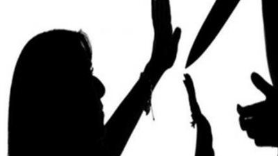 لخلافات عائلية.. زوج يطعن زوجته ونجلته بإحدى قرى الدقهلية - الخليج الان