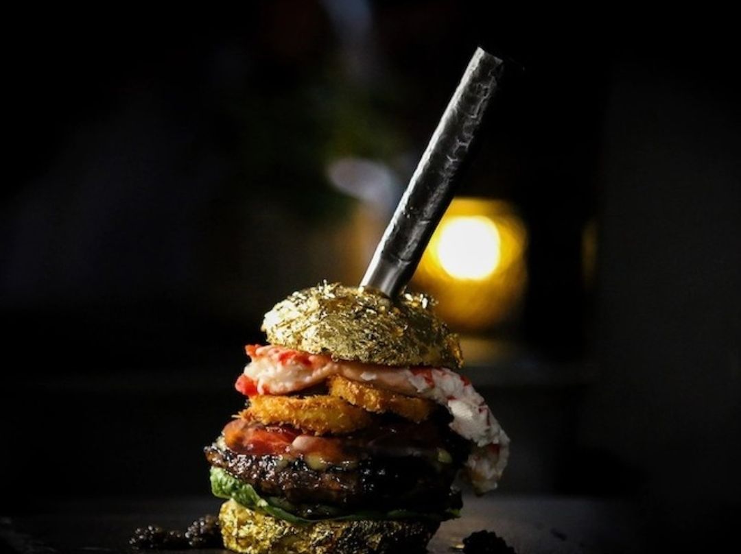 مطلي بالذهب.. أغلى برجر في العالم يتجاوز 5 آلاف دولار لفرد واحد - الخليج الان