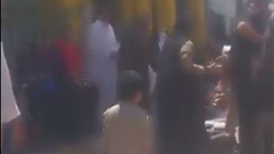 انهيار أهالي الطلبة المتوفيين فى حادث الغرق الجماعى من أمام مستشفى العجمي - الخليج الان