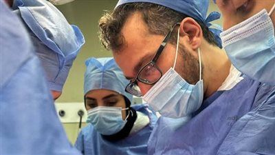 إنجاز طبي جديد.. فريق بقسم جراحة الأورام في مجمع الإسماعيلية الطبي ينجح في إجراء عمليتين جراحيتين متزامنتين لمريضة - الخليج الان