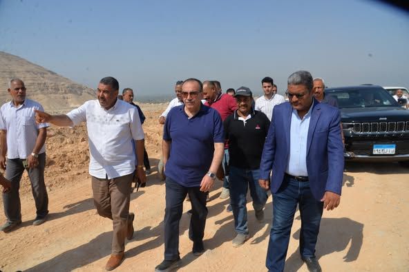 محافظ أسيوط يتفقد رفع الإحداثيات وتحديد مسارات الطريق الجديد الرابط بين البداري والبحر الأحمر - الخليج الان