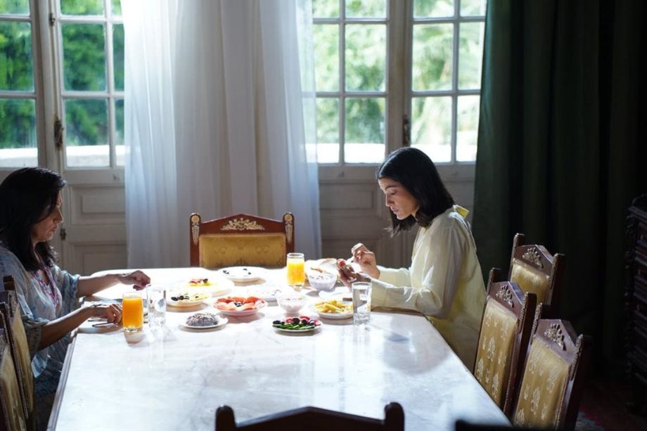 رسائل من مجهول.. أحداث الحلقة الأولى من حكاية أنت وحدك بمسلسل ماتراه ليس كما يبدو - الخليج الان