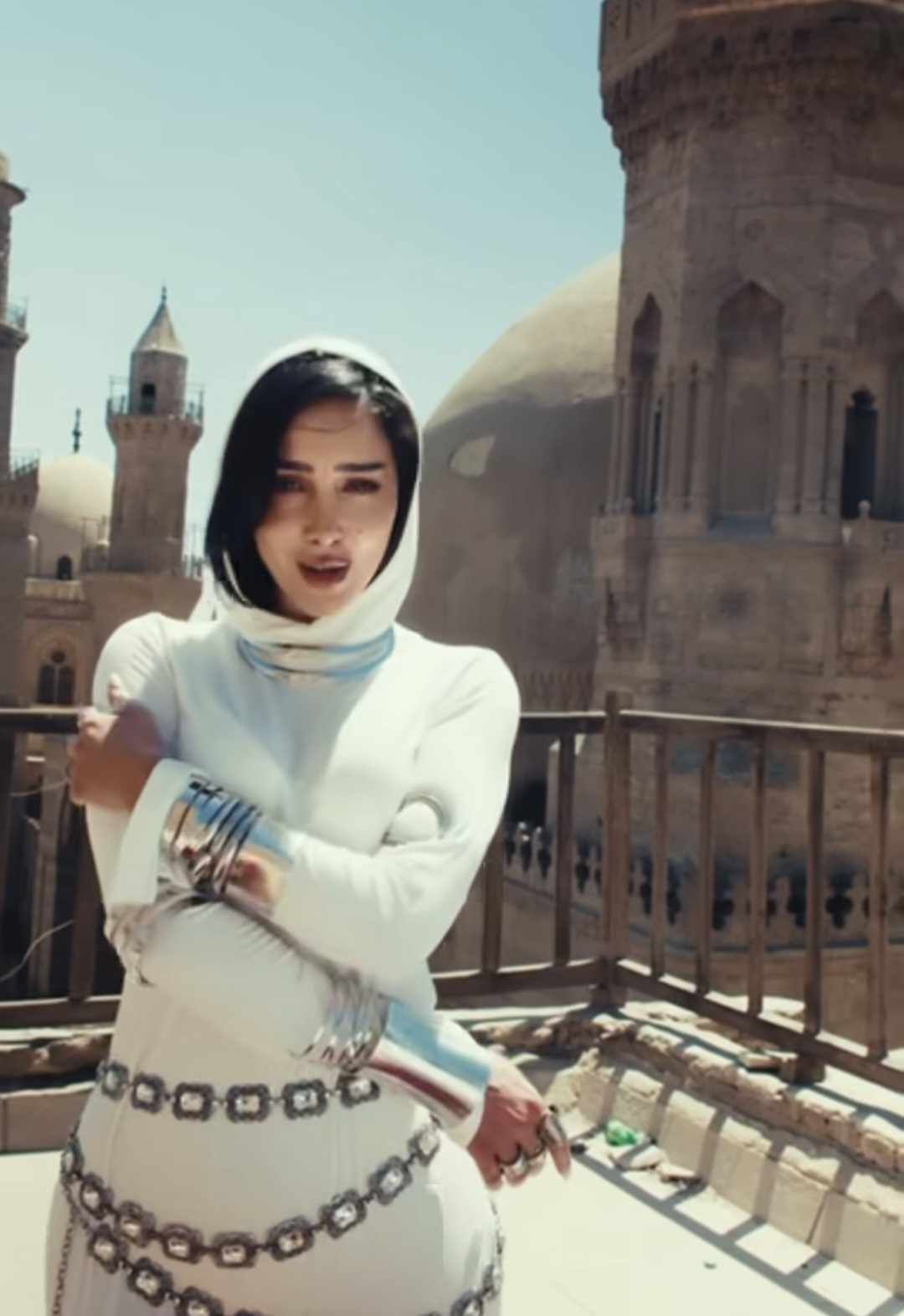 بسمة بوسيل تتعرض للهجوم بسبب تصوير كليب أغنيتها الجديدة بالمسجد| اعرف الحقيقة - الخليج الان