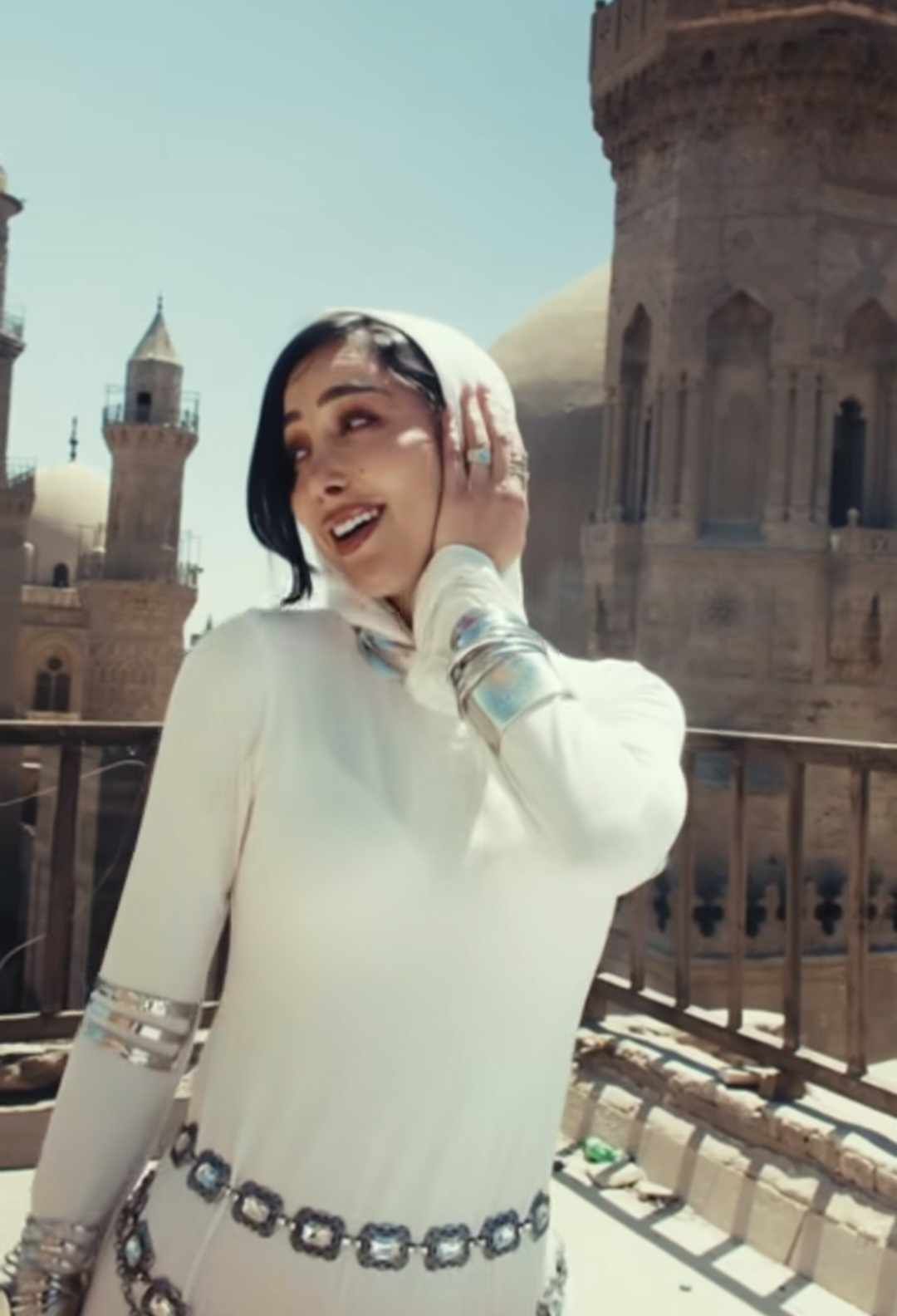 بسمة بوسيل تتعرض للهجوم بسبب تصوير كليب أغنيتها الجديدة بالمسجد| اعرف الحقيقة - الخليج الان