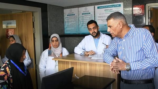 محافظ أسوان يتابع منظومة التأمين الصحى الشامل بمستشفى المسلة التخصصي.. ويفاجئ صيدلية الإسعاف - الخليج الان