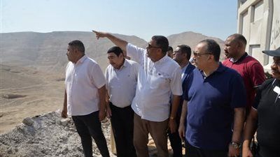 محافظ أسيوط يتفقد رفع الإحداثيات وتحديد مسارات الطريق الجديد الرابط بين البداري والبحر الأحمر - الخليج الان