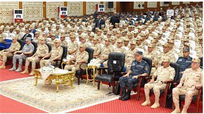 المتحدث العسكرى : القائد العام للقوات المسلحة وزير الدفاع والإنتاج الحربى يلتقى بعدد من مقاتلى المنطقة الغربية العسكرية - الخليج الان