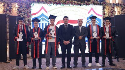 نائب محافظ سوهاج يكرم أوائل الشهادات بمدرسة الأرقم للبنين ويؤكد: التعليم ركيزة التنمية وصناعة قادة الغد - الخليج الان