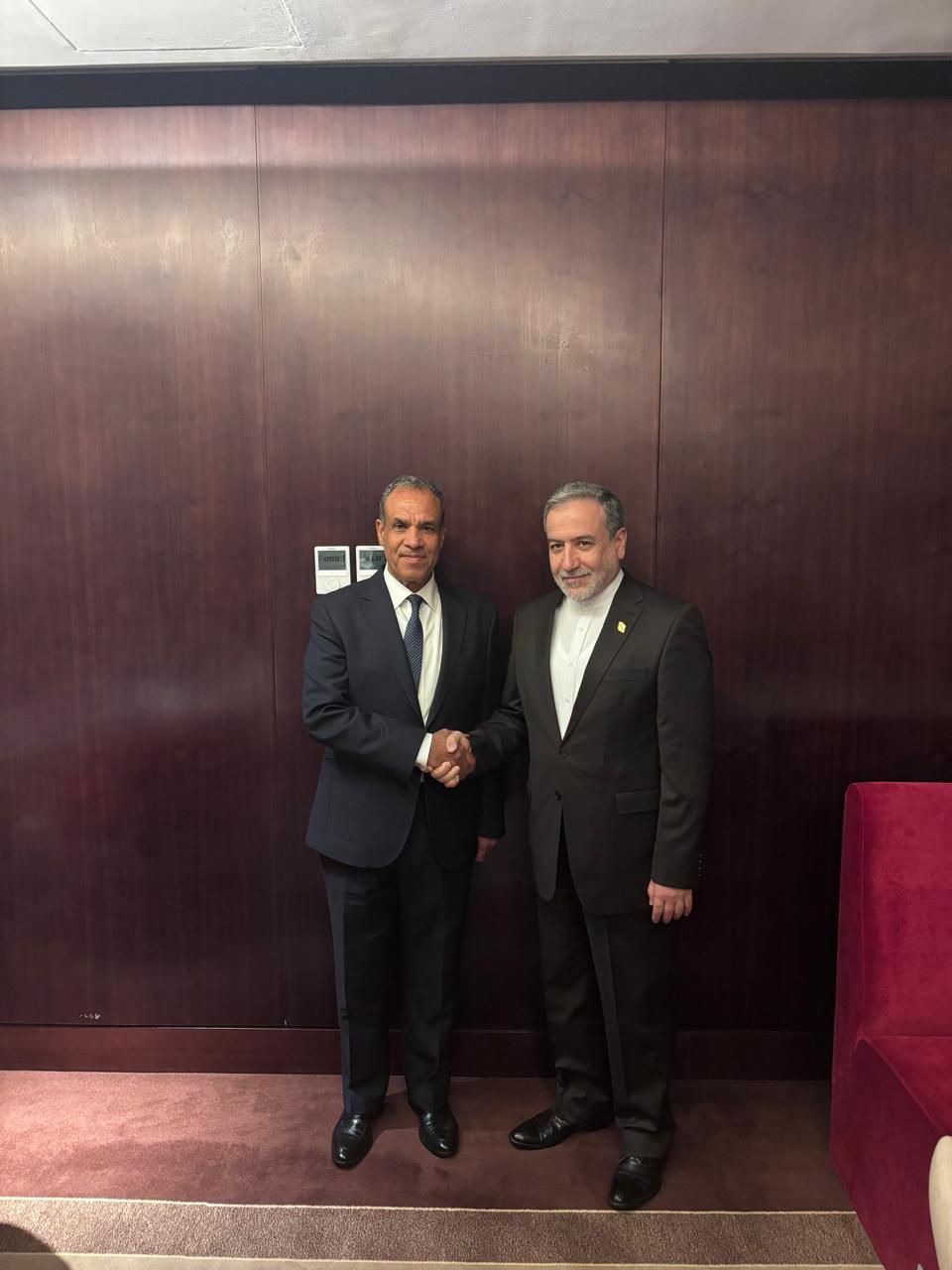 وزير الخارجية لـ نظيره الإيراني: يجب وقف التدخلات الخارجية في الشأن اللبناني واحترام سيادتها - الخليج الان