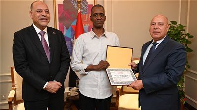 تكريم عامل مزلقان أنقذ شابًا من الموت ببني سويف: نموذج مشرف للتفاني والتضحية في العمل - الخليج الان