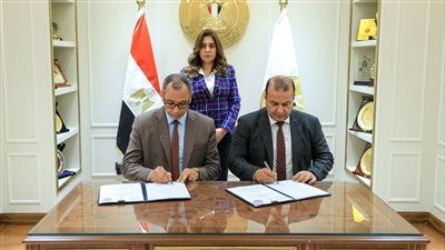 وزيرة التنمية المحلية تشهد مراسم توقيع عقد توريد مجزرين متنقلين لذبح الماشية في المناطق النائية والحدودية - الخليج الان