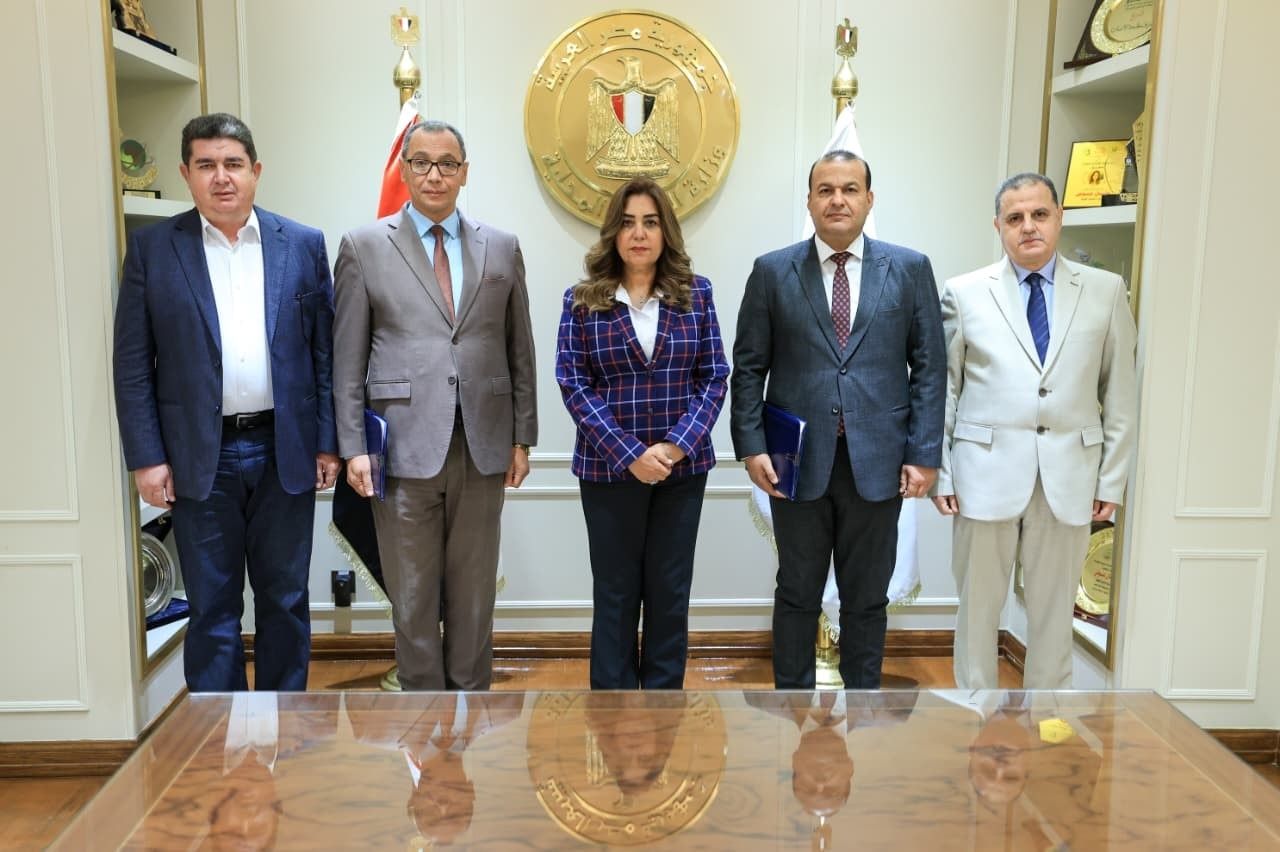 وزيرة التنمية المحلية تشهد مراسم توقيع عقد توريد مجزرين متنقلين لذبح الماشية في المناطق النائية والحدودية - الخليج الان