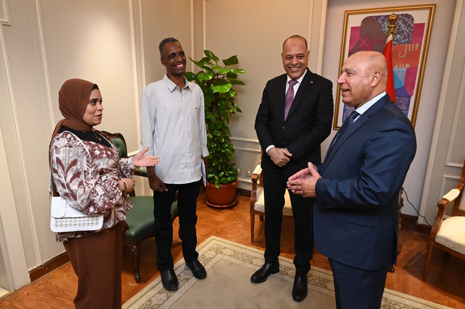 تكريم عامل مزلقان أنقذ شابًا من الموت ببني سويف: نموذج مشرف للتفاني والتضحية في العمل - الخليج الان