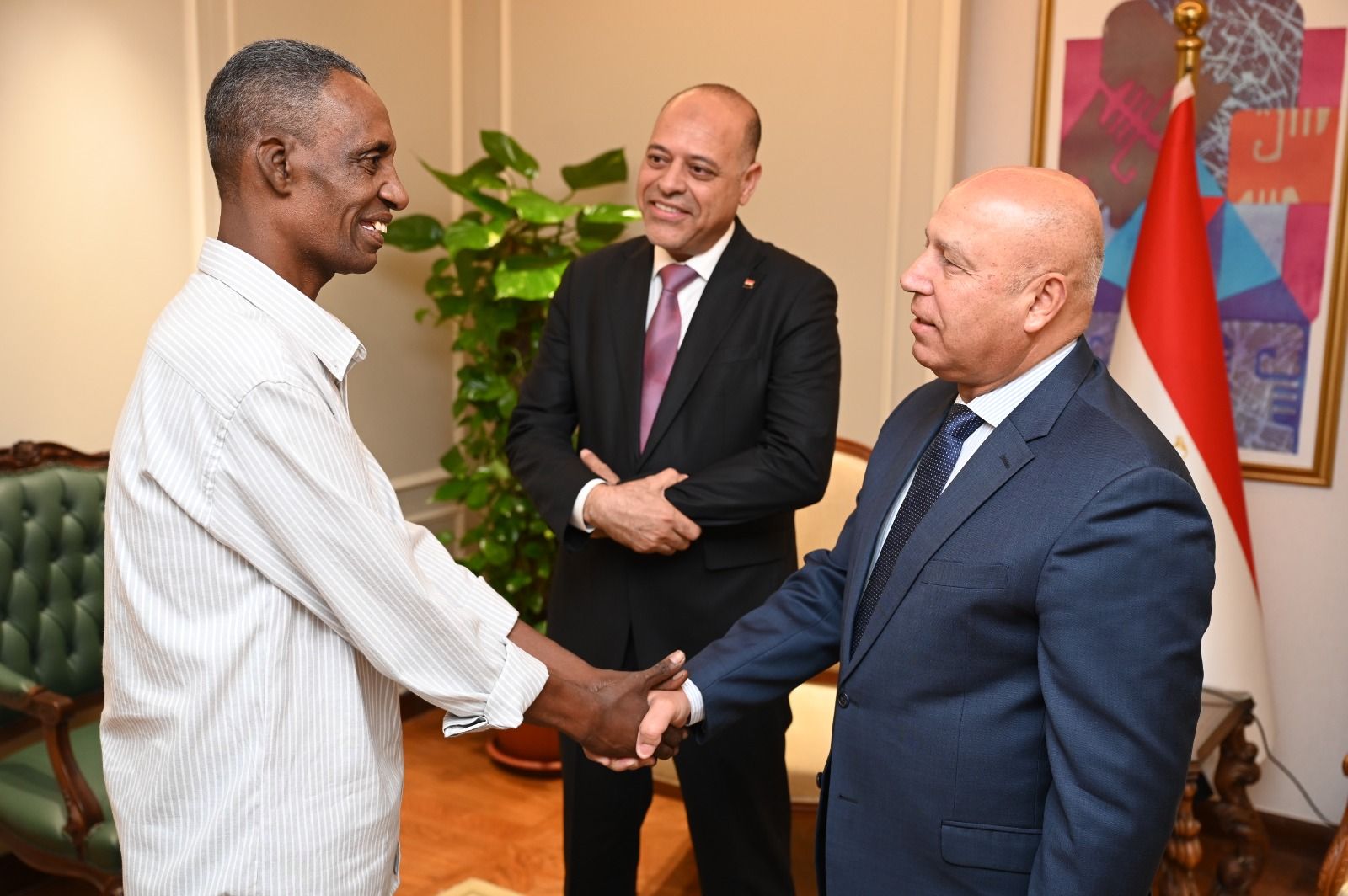 تكريم عامل مزلقان أنقذ شابًا من الموت ببني سويف: نموذج مشرف للتفاني والتضحية في العمل - الخليج الان