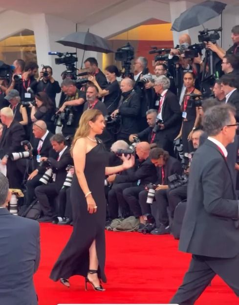 ريا أبي راشد تتألق بالأسود في حفل افتتاح مهرجان فينسيا السينمائي - الخليج الان