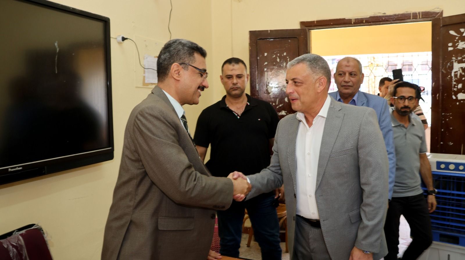 محافظ الإسماعيلية يتابع ميدانيًّا سير جولة الإعادة لانتخابات مجلس الشيوخ ٢٠٢٥ - الخليج الان