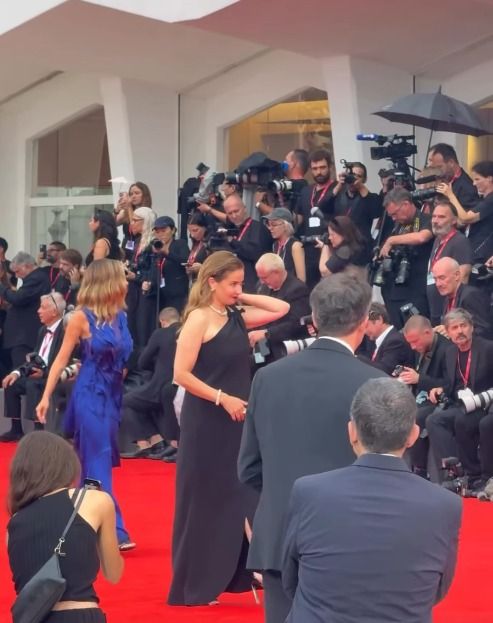 ريا أبي راشد تتألق بالأسود في حفل افتتاح مهرجان فينسيا السينمائي - الخليج الان