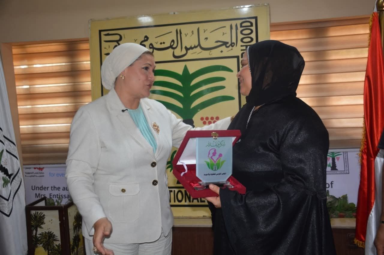 رئيسة القومي للطفولة والأمومة تكرم الطفلة «هايدي» وتنصبها سفيرة المجلس للرحمة تقديرًا لموقفها النبيل - الخليج الان