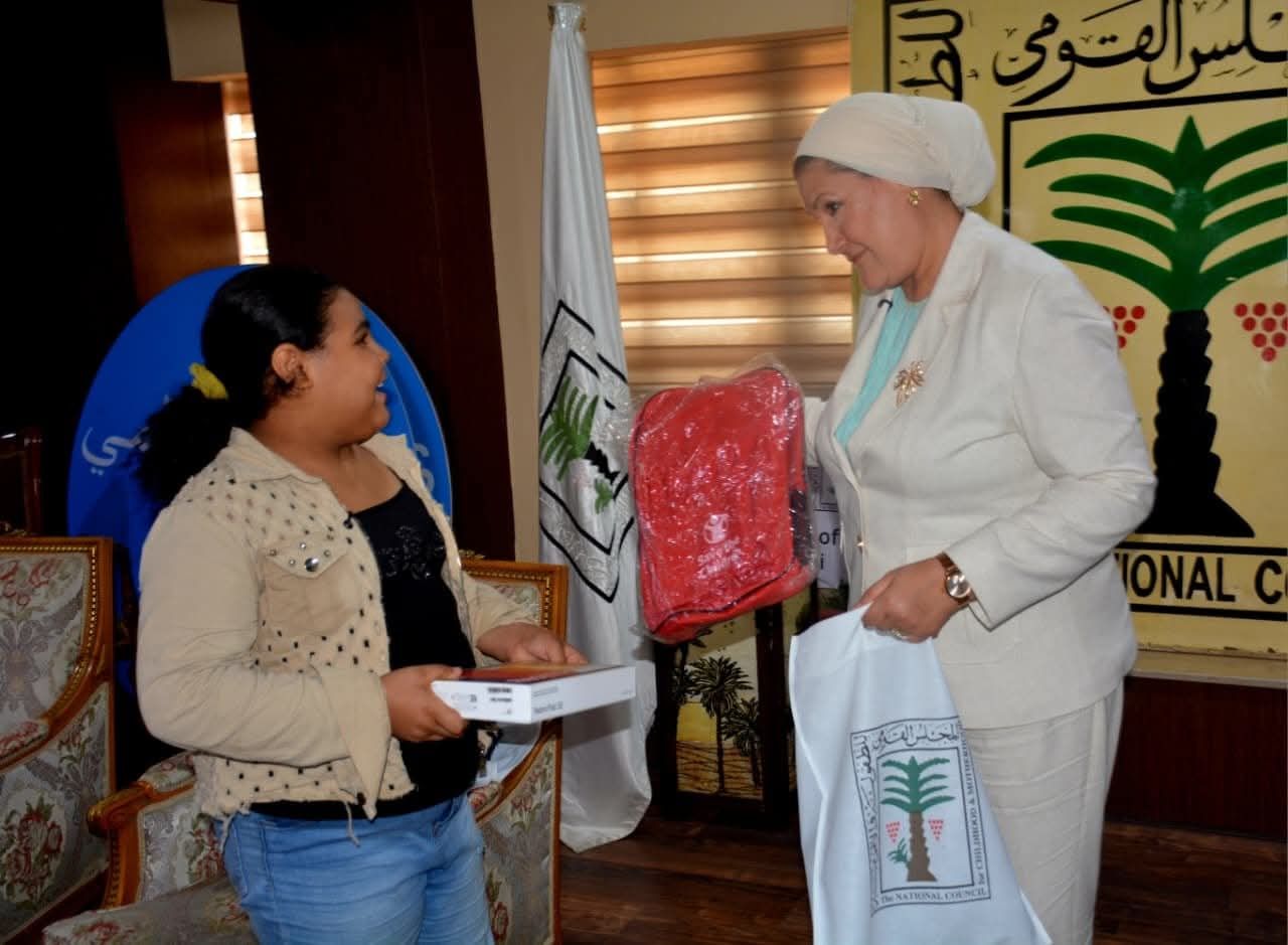 رئيسة القومي للطفولة والأمومة تكرم الطفلة «هايدي» وتنصبها سفيرة المجلس للرحمة تقديرًا لموقفها النبيل - الخليج الان