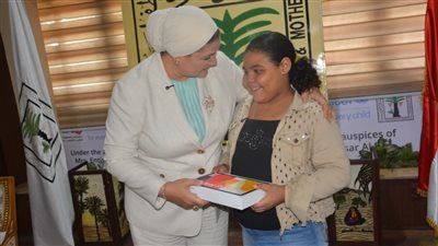 رئيسة القومي للطفولة والأمومة تكرم الطفلة «هايدي» وتنصبها سفيرة المجلس للرحمة تقديرًا لموقفها النبيل - الخليج الان