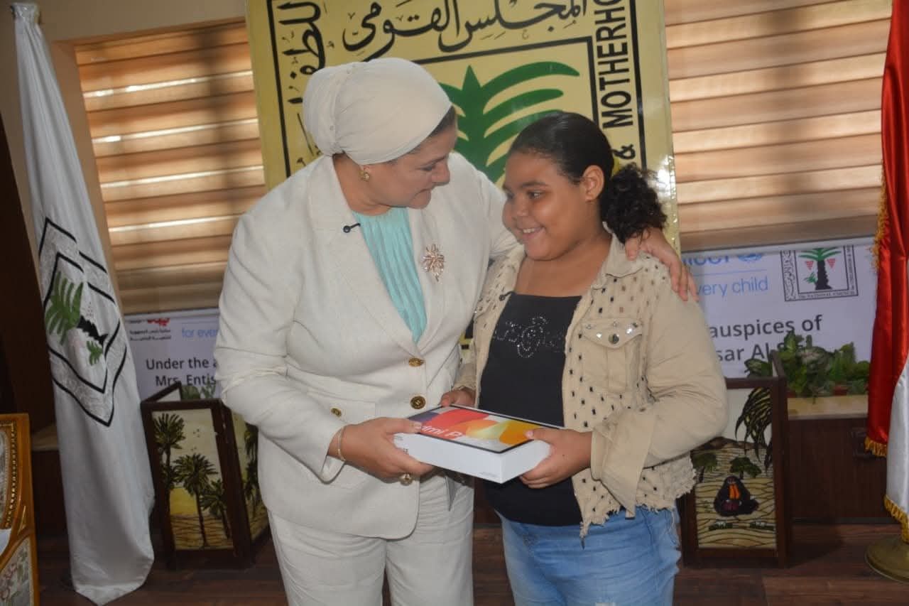 رئيسة القومي للطفولة والأمومة تكرم الطفلة «هايدي» وتنصبها سفيرة المجلس للرحمة تقديرًا لموقفها النبيل - الخليج الان