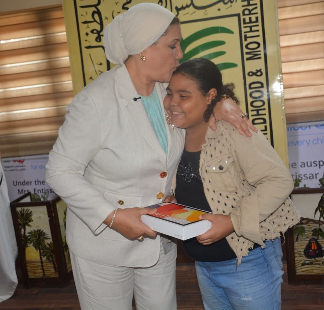 والد الطفلة هايدي صاحبة تريند كيس الشيبسي: أي أب هيكون سعيد ببنته لو قامت بنفس تصرف ابنتي - الخليج الان