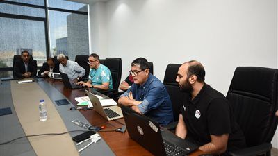 لجنة الحكام تناقش حالات الجولة الرابعة التحكيمية - الخليج الان