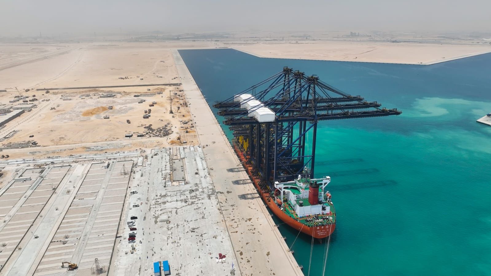 كامل الوزير يتابع تنفيذ مشروع تطوير ميناء السخنة ويشهد وصول أوناش عملاقة لمحطة هاتشيسون الآلية بالكامل - الخليج الان