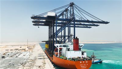 كامل الوزير يتابع تنفيذ مشروع تطوير ميناء السخنة ويشهد وصول أوناش عملاقة لمحطة هاتشيسون الآلية بالكامل - الخليج الان