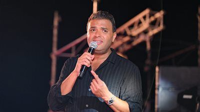 رامي صبري يتألق في حفله بالساحل الشمالي ويرفع شعار كامل العدد - الخليج الان