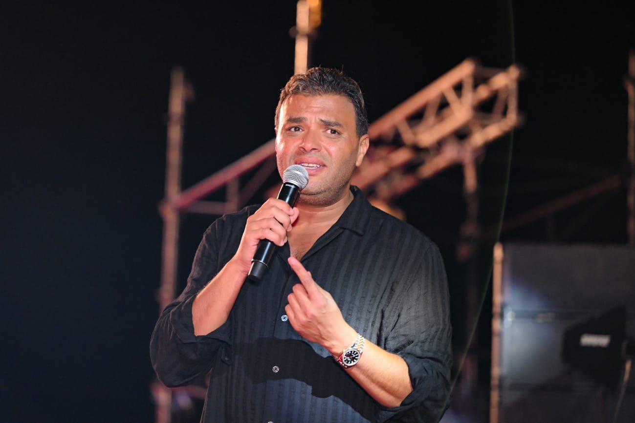 رامي صبري يتألق في حفله بالساحل الشمالي ويرفع شعار كامل العدد - الخليج الان