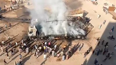 خسائر بالملايين .. الحزن يخيم على أصحاب سيارات النقل الثقيل بعد حرقها في جراج بالشرقية - الخليج الان