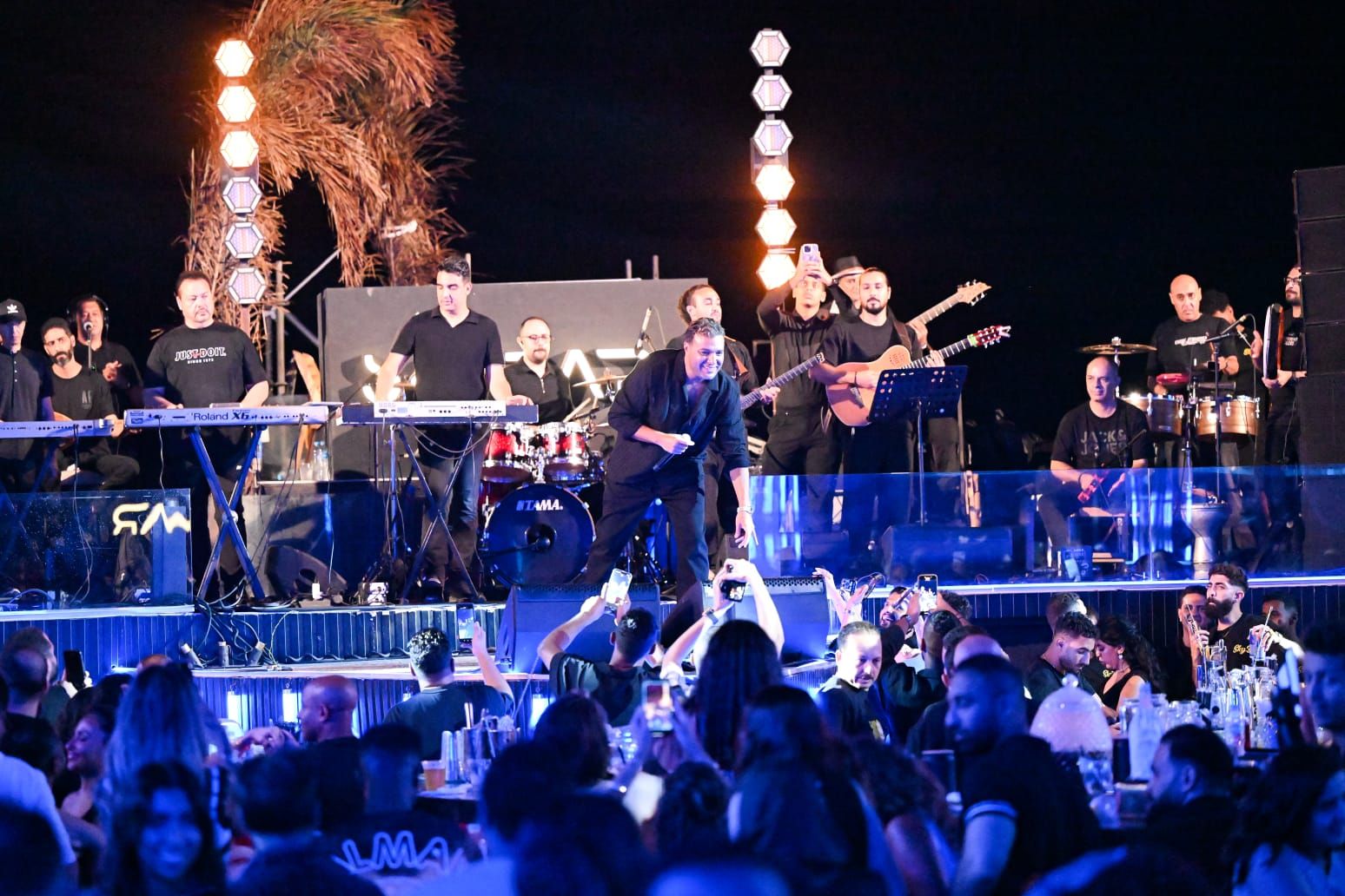 رامي صبري يتألق في حفله بالساحل الشمالي ويرفع شعار كامل العدد - الخليج الان