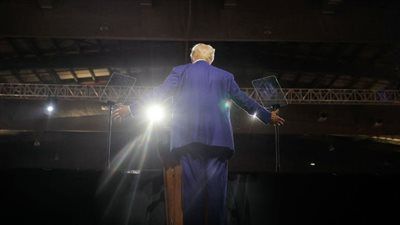 وفاة ترامب وتنكيس العلم في البيت الأبيض حديث منصات التواصل الاجتماعي.. ما القصة؟ - الخليج الان