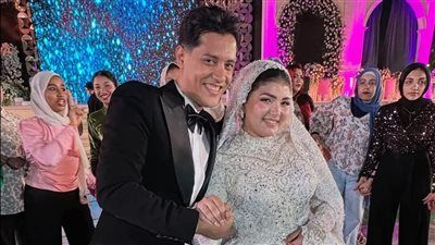 أثار دهشة العروس.. مدرس لغة عربية بالفيوم يشرح درس أثناء زفافه! - الخليج الان